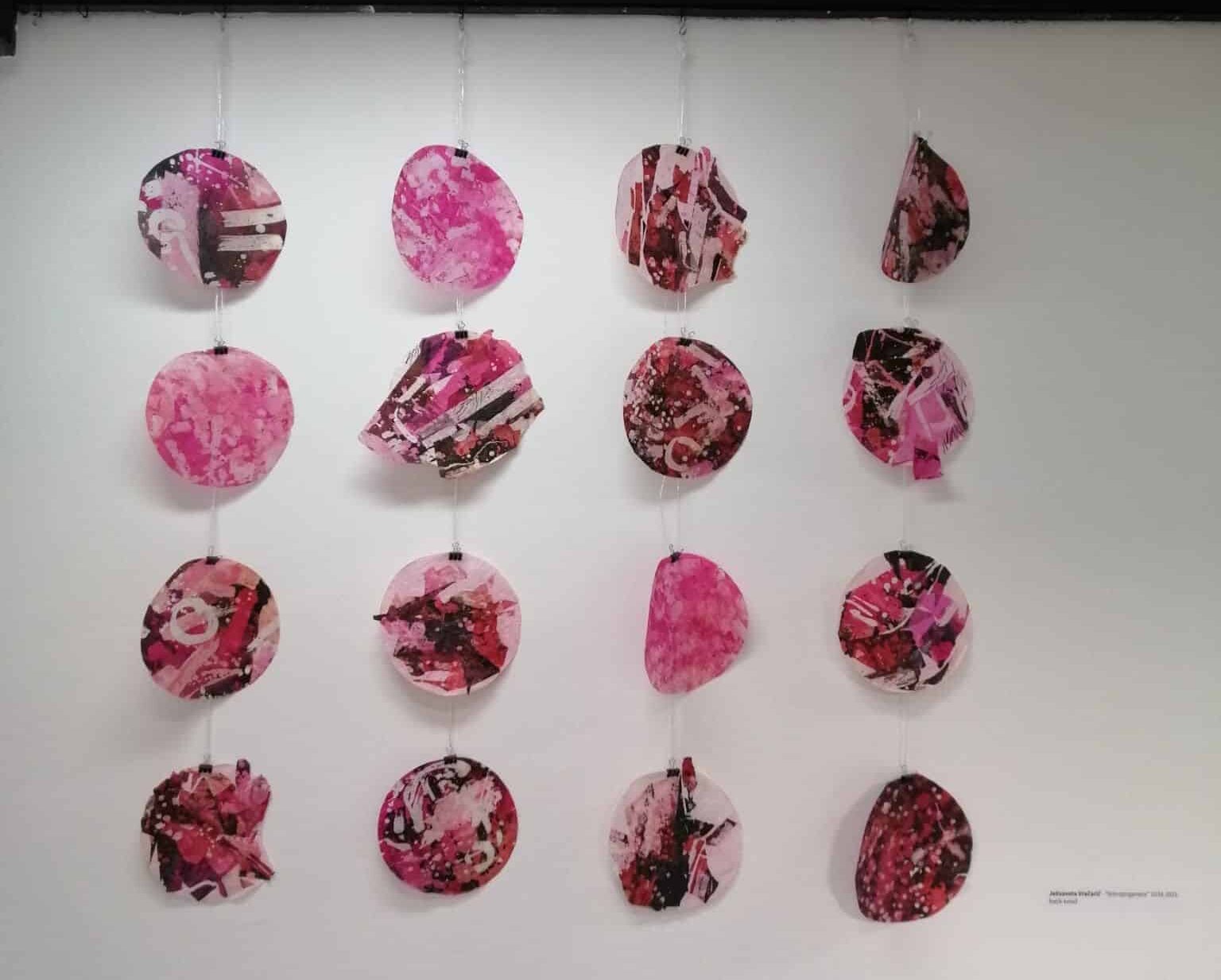 Otvara se izložba „REM“ koja kroz individualni pristup umetnika oslikava unutrašnje svetove 4 Otvara se izložba „REM“ koja kroz individualni pristup umetnika oslikava unutrašnje svetove 4