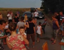 Protest u Krčedinu: Meštani bez vode, nadležni tvrde da ne bi bilo problema da građani "ne hlade lubenice" (FOTO) 3