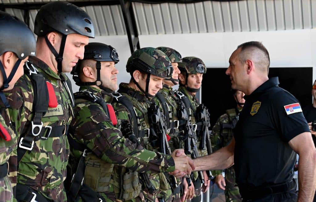 FOTO Ministar Vulin skočio sa 3.500 metara na padobranskoj obuci SAJ-a 3