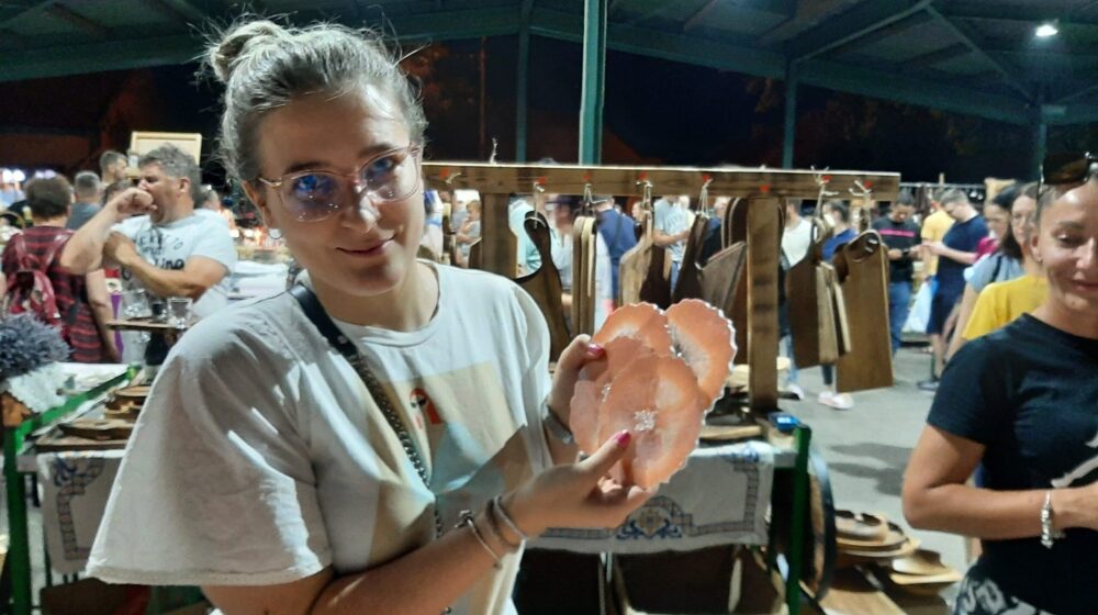 Zrenjaninska studentkinja Marina Kesić pravi predmete od epoksi smole 1