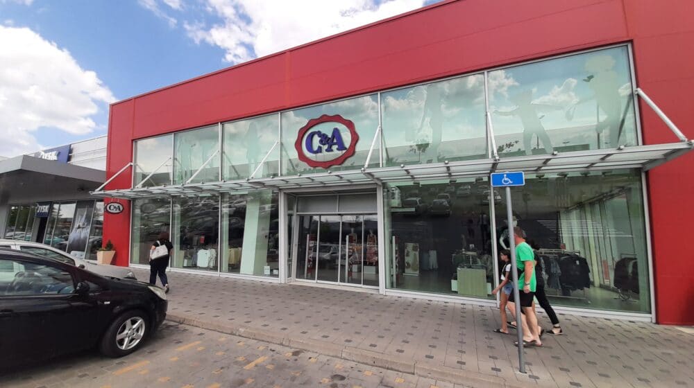 Posle vesti o proneveri, prodavnica C&A u Zrenjaninu zatvorena, radnici poslati na odmor (FOTO) 1