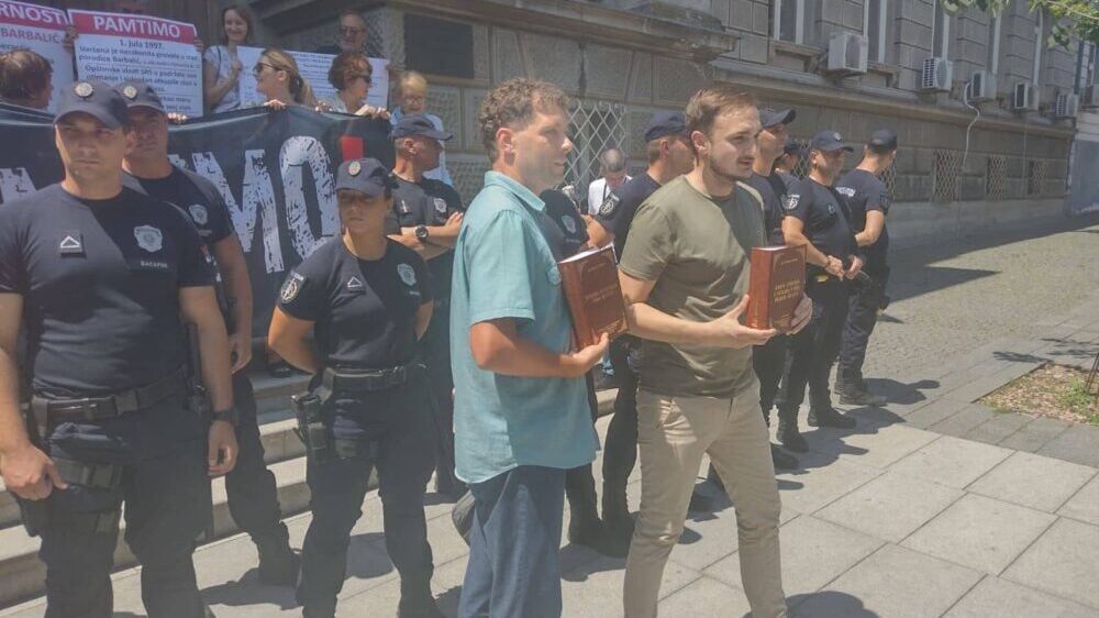 Napeto ispred sedišta SRS u Zemunu: Protest podrške porodici Barbalić, jake policijske snage čuvale demonstrante od radikala 3