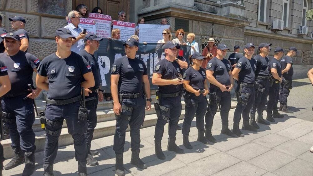Napeto ispred sedišta SRS u Zemunu: Protest podrške porodici Barbalić, jake policijske snage čuvale demonstrante od radikala 2