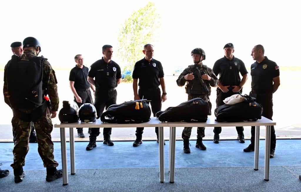 FOTO Ministar Vulin skočio sa 3.500 metara na padobranskoj obuci SAJ-a 2