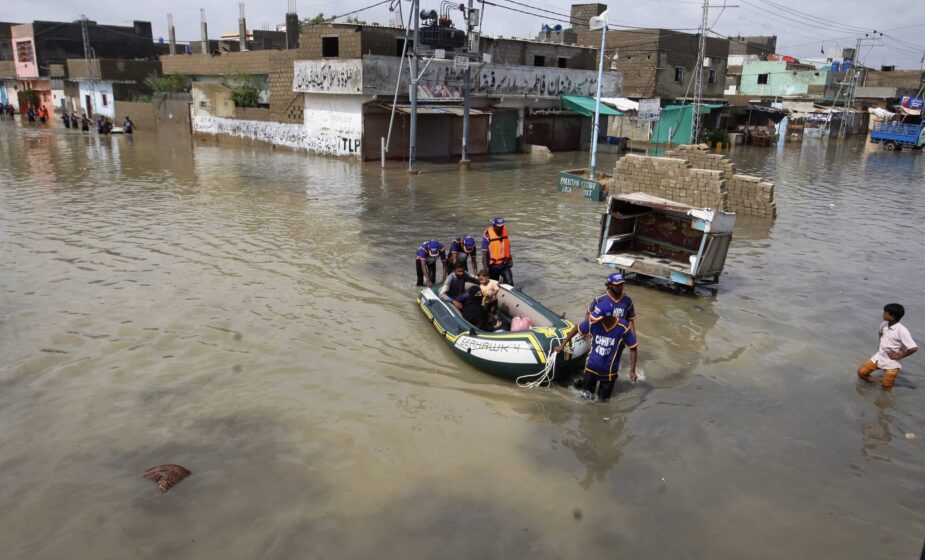 Spasioci u Pakistanu čamcima i helikopterima spašavaju ljude odsečene nakon poplava 16