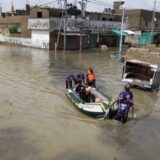 Spasioci u Pakistanu čamcima i helikopterima spašavaju ljude odsečene nakon poplava 8