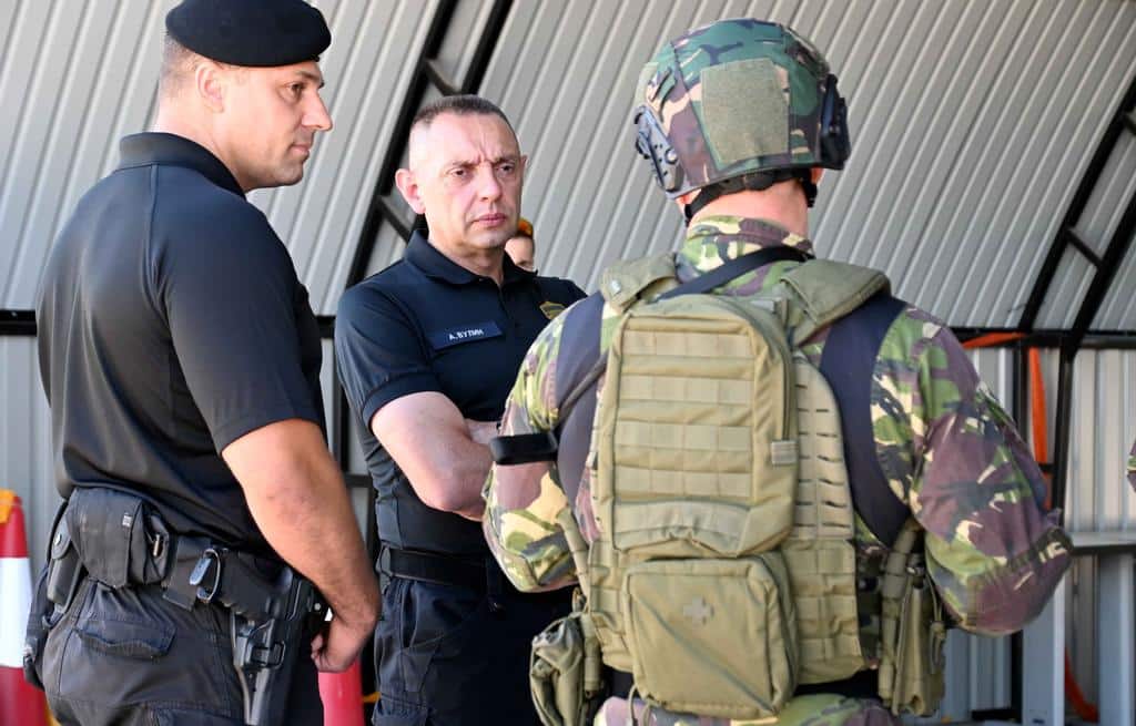 FOTO Ministar Vulin skočio sa 3.500 metara na padobranskoj obuci SAJ-a 8