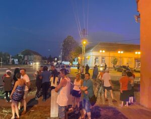 Protest u Krčedinu: Meštani bez vode, nadležni tvrde da ne bi bilo problema da građani "ne hlade lubenice" (FOTO) 5