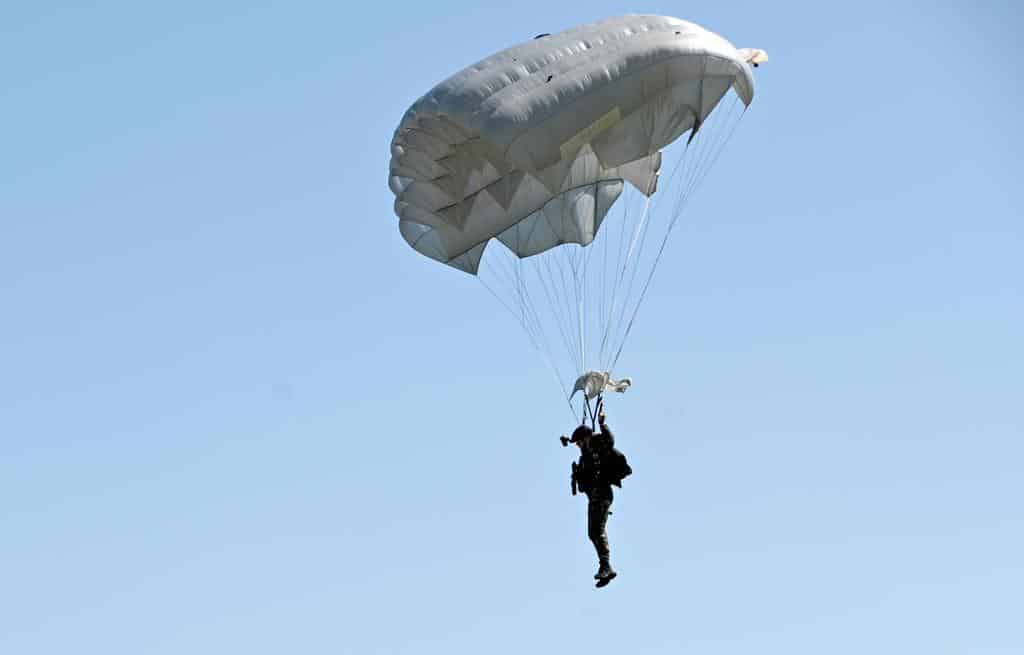 FOTO Ministar Vulin skočio sa 3.500 metara na padobranskoj obuci SAJ-a 5