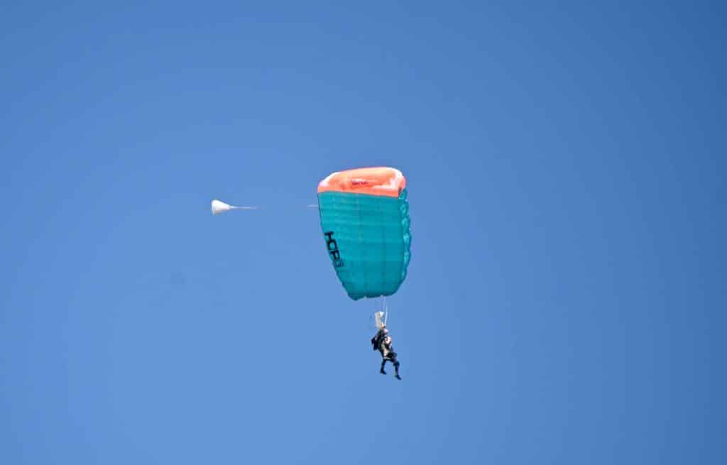 FOTO Ministar Vulin skočio sa 3.500 metara na padobranskoj obuci SAJ-a 4