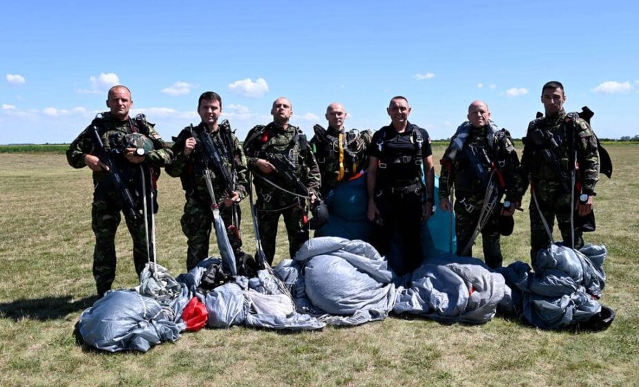 FOTO Ministar Vulin skočio sa 3.500 metara na padobranskoj obuci SAJ-a 1