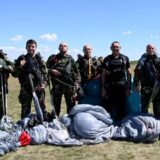 FOTO Ministar Vulin skočio sa 3.500 metara na padobranskoj obuci SAJ-a 6