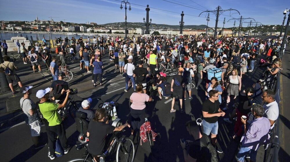 Antivladini demonstranti blokirali most u Budimpešti zbog poreskog zakona 1