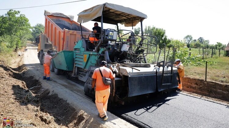 Kragujevac: Završni radovi na asfaltiranju puta u selu Resnik 1