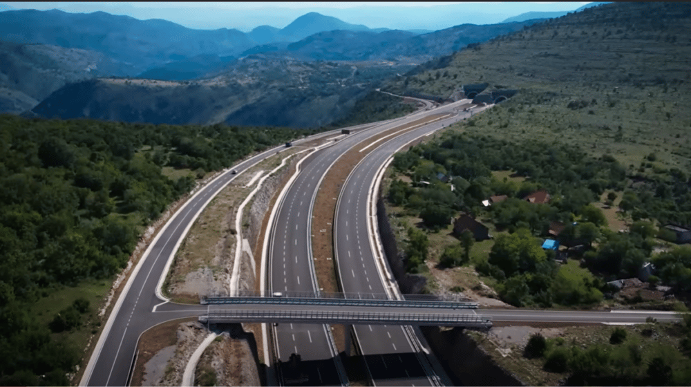 Auto se zapalio na auto-putu u Crnoj Gori koji je jutros pušten u saobraćaj 1