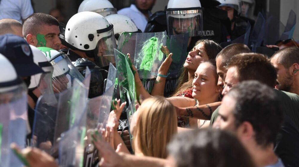MUP: Na protestu u Novom Sadu privedena dva muškarca 1