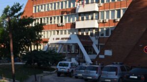 Povodom slučaja smrti porodilje koja je preminula u aprilu u Zdravstvenom centru u Vranju, Više javno tužilaštvo u tom gradu saopštilo je da je naložilo pokretanje krivičnog postupka protiv doktora ginekologije i akušerstva iz tog centra.