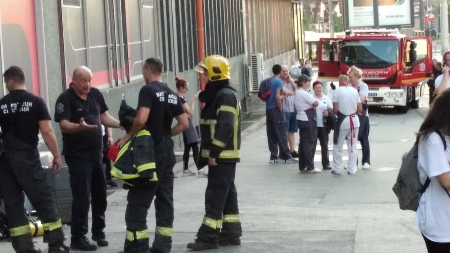 Zbog curenja gasa evakuisan Maksi na Slaviji, prisutni vatrogasci i policija 1