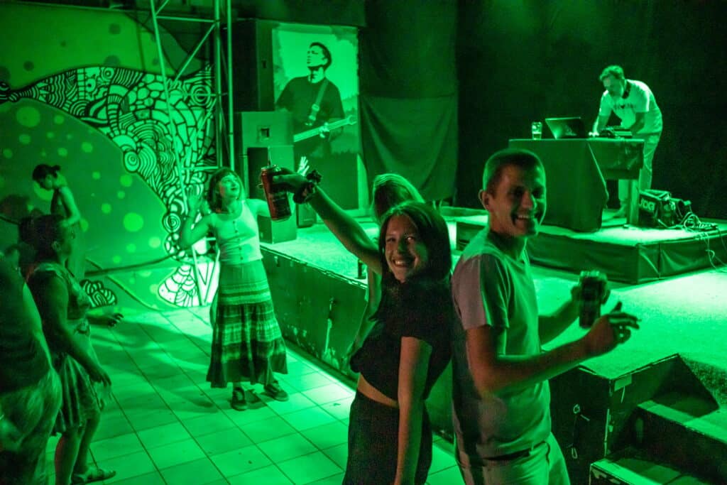 Disko groznica kragujevačke večeri: Igrali su svi u Domu omladine 7