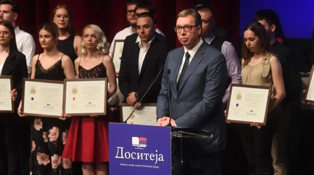 Vučić na dodeli stipendije Dositeja: Država i društvo moraju da računaju na najbolje 1