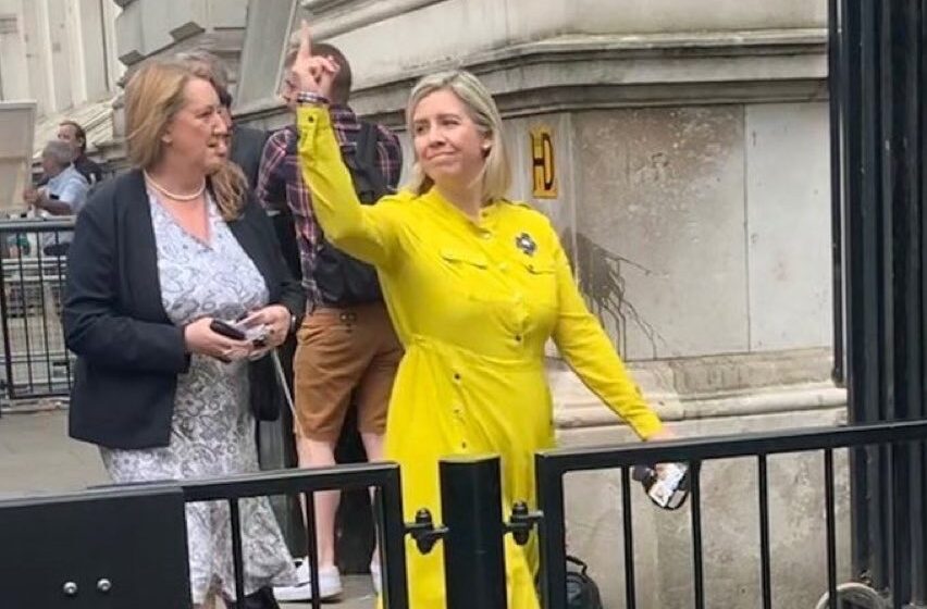 Nova britanska ministarka obrazovanja pokazala demonstrantima srednji prst 1