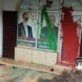 Demonstranti u Novom Sadu razbili izlog i zasuli farbom prostorije SNS-a 5