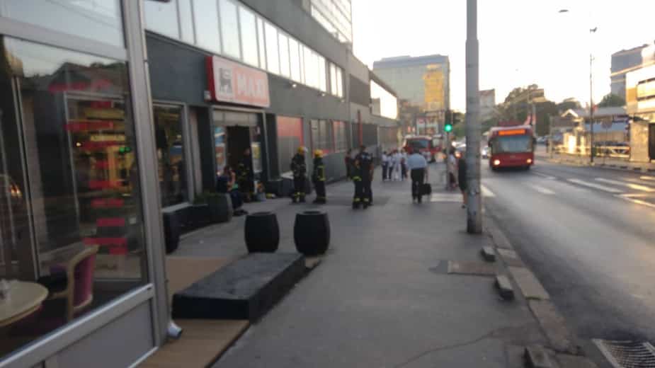 Zbog curenja gasa evakuisan Maksi na Slaviji, prisutni vatrogasci i policija 2