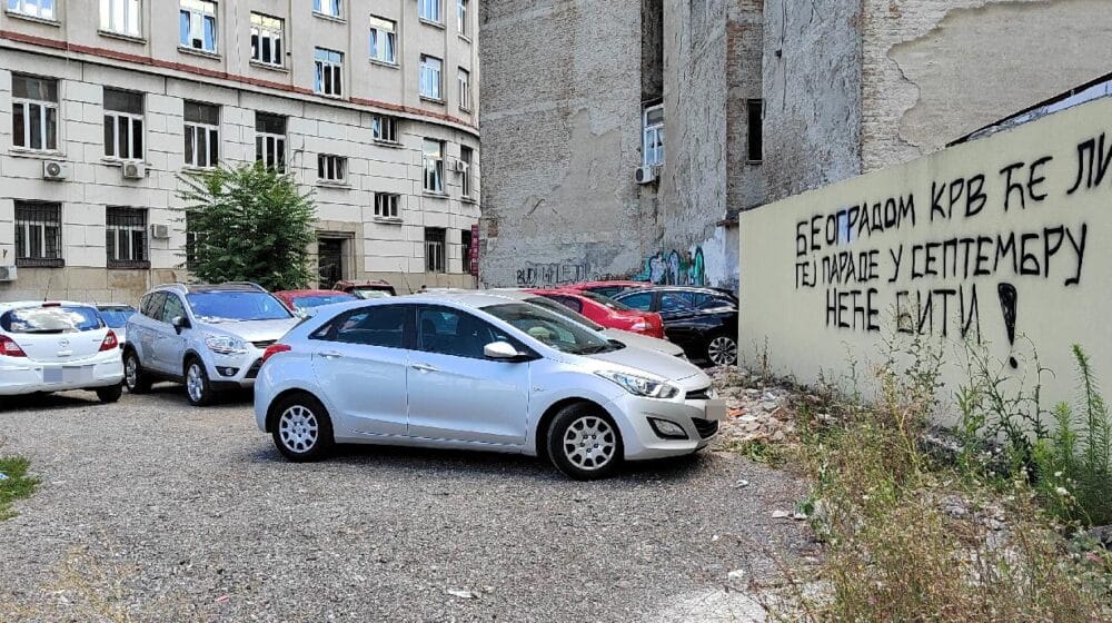 "Beogradom krv će liti, gej parade u septembru neće biti": Nove pretnje osvanule na zidu iza bolnice "Sveti Sava" 1