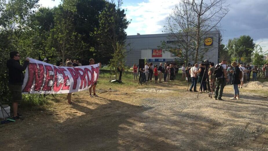 Protest u Novom Sadu protiv spomenika o kojem se raspravlja već godinama 2