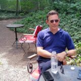 “Mislim da se svet urušava već decenijama i ako verujemo da niko ne sme da se smeje dok neko pati, tu je smejanju kraj”: Slavni francuski reditelj Mišel Azanavisijus za Danas 3