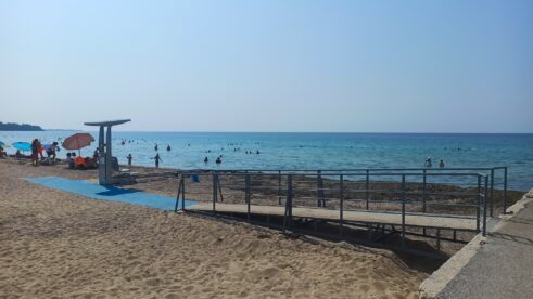 Nea Kalikratija Letovalište dostupno za sve: Kako izgleda plaža prilagođena osobama sa invaliditetom (FOTO) 13