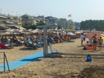 Nea Kalikratija Letovalište dostupno za sve: Kako izgleda plaža prilagođena osobama sa invaliditetom (FOTO) 11