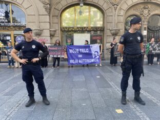 U Beogradu održan protest protiv zabrane abortusa u SAD: "Amerikanke, niste same" 2