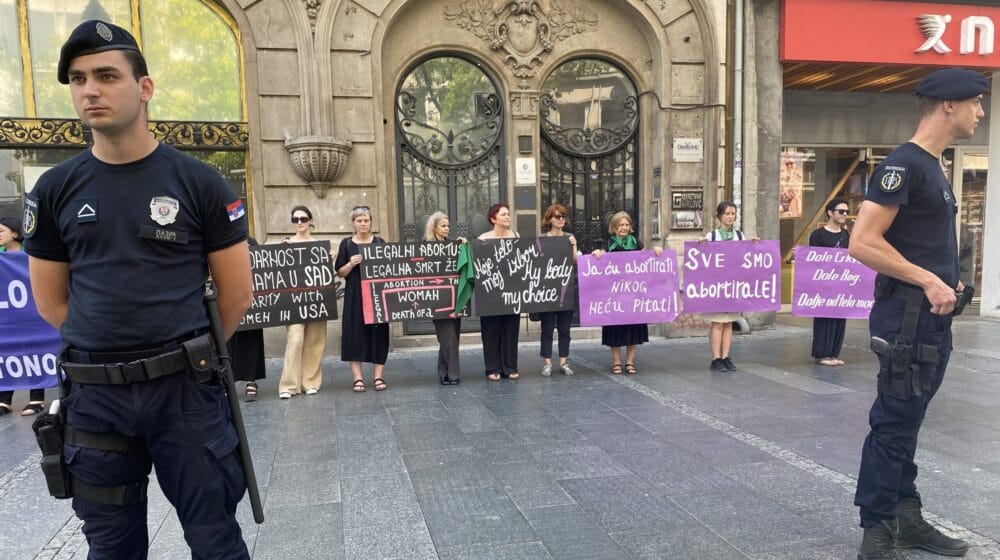 U Beogradu održan protest protiv zabrane abortusa u SAD: "Amerikanke, niste same" 1