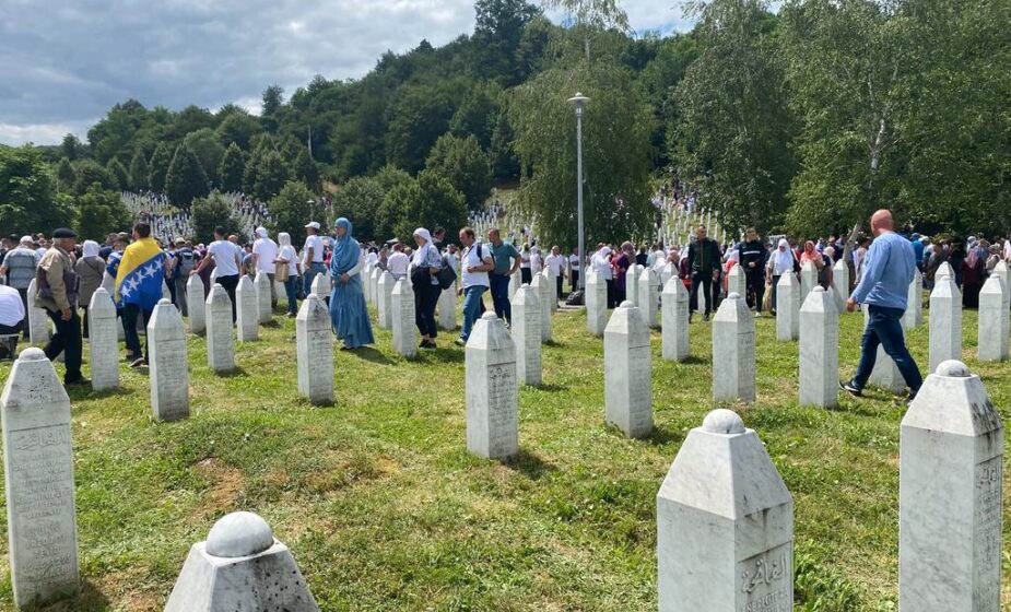 "Na stratišta idemo zato što smo ljudi": Koji političari iz Srbije su posetili Memorijalni centar u Potočarima? 1