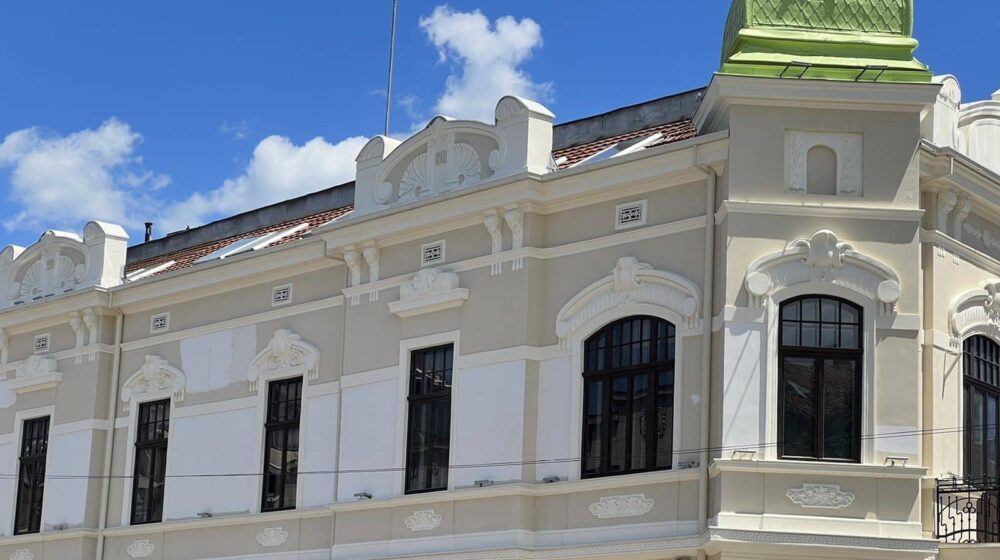 Radnici ispravljaju neravnine na fasadi Prosvete u Kragujevcu 1