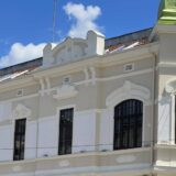 Radnici ispravljaju neravnine na fasadi Prosvete u Kragujevcu 7