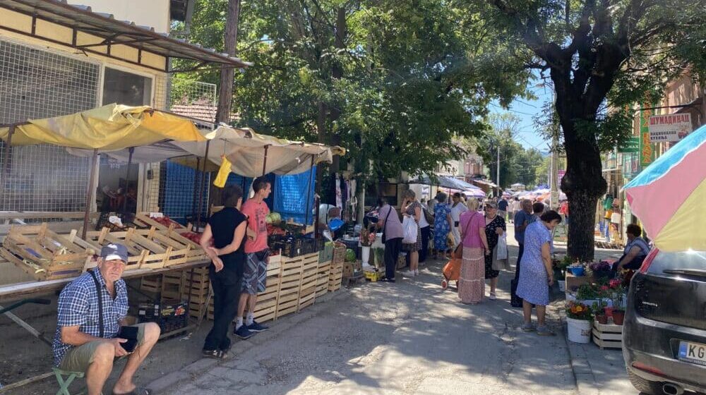 Kragujevačka Tržnica kao "zidanje Skadra na Bojani": Očajni prodavci tezge zamenili trotoarom, kupci još očajniji 1