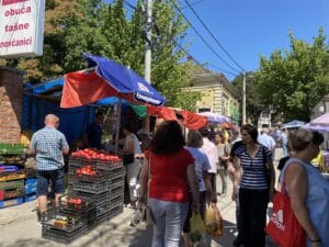 Kragujevačka Tržnica kao "zidanje Skadra na Bojani": Očajni prodavci tezge zamenili trotoarom, kupci još očajniji 2
