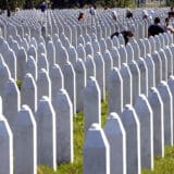 U Potočarima će danas biti ukopani posmrtni ostaci 50 osoba, velika je gužva na putu ka Memorijalnom centru 7