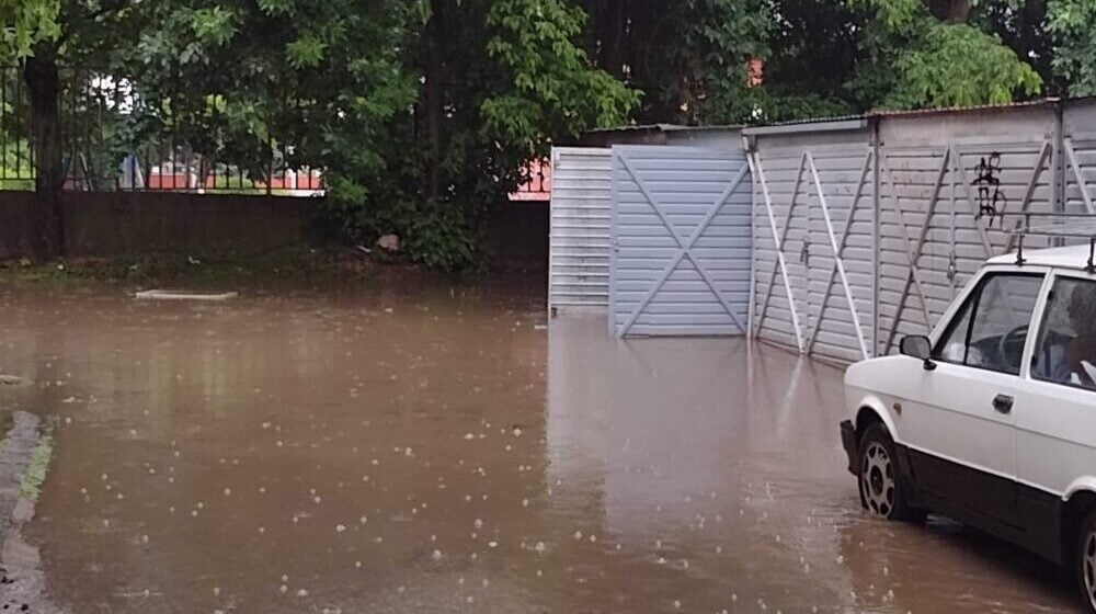 Olujno nevreme širom Srbije: Na nekim mestima grad veličine kajsije 1