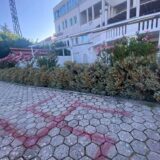 Pred hotelom u Trilju gde borave jevrejska deca osvanuo - kukasti krst 4