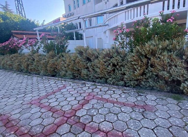 Pred hotelom u Trilju gde borave jevrejska deca osvanuo - kukasti krst 1