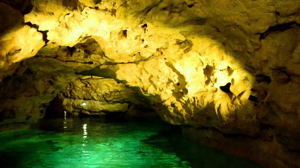 Pećinsko jezero u kojem je voda dovoljno topla za kupanje i gde se može voziti čamcem 1