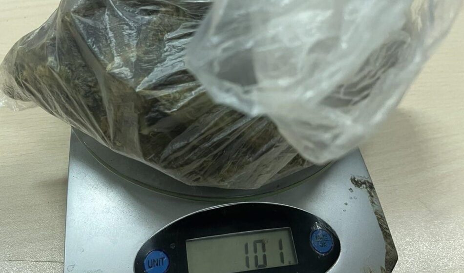 Maloletnik iz Niša bacio 101 gram marihuane kad su ga zaustavili policajci 1 Maloletnik iz Niša bacio 101 gram marihuane kad su ga zaustavili policajci 1