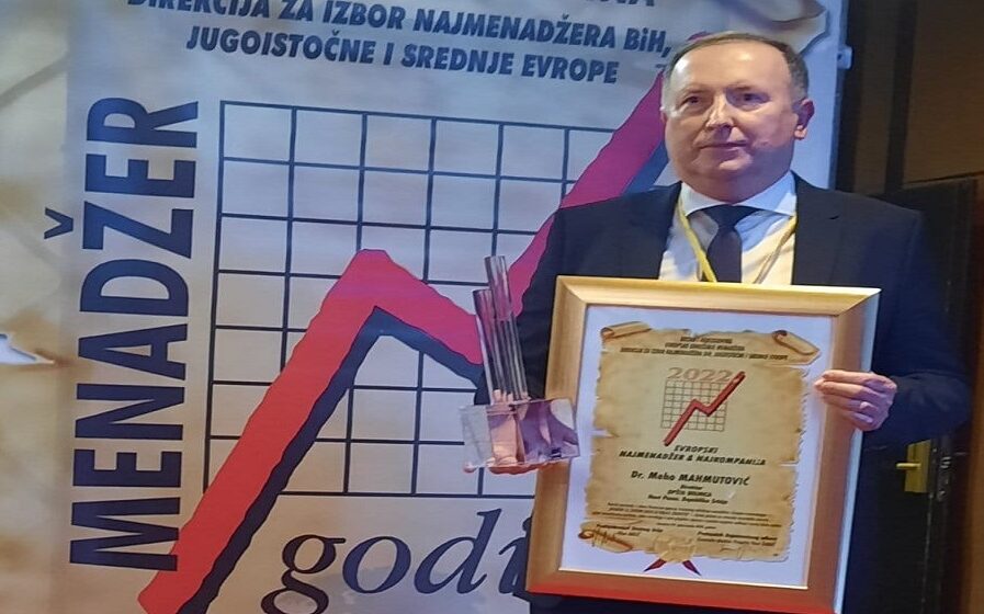 Dr Mehi Mahmutoviću dodeljena nagrada za životno delo u oblasti zdravstva iako je Novi Pazar bio žarište korone, a slike pacijenata koji leže ispred bolnice obišle svet 1