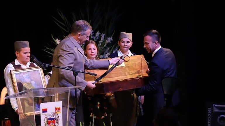 Predsedniku Vučiću Mionica dodelila unikatnu repliku Mišićeve sablje 1