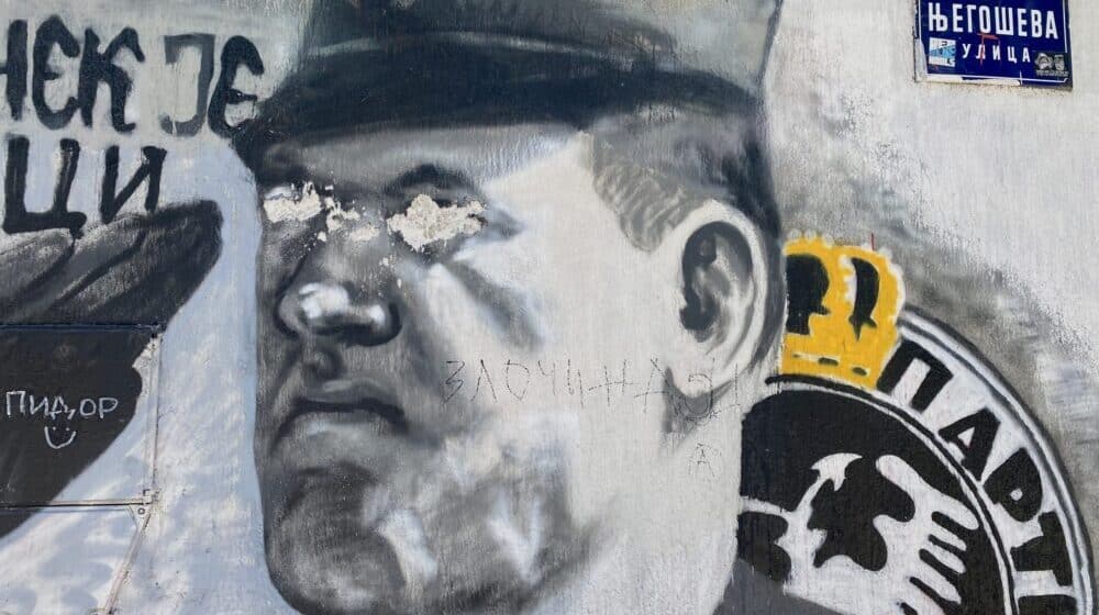 Saga oko murala se nastavlja: Ratku Mladiću “iskopane” oči, dobio i natpis da je zločinac 1