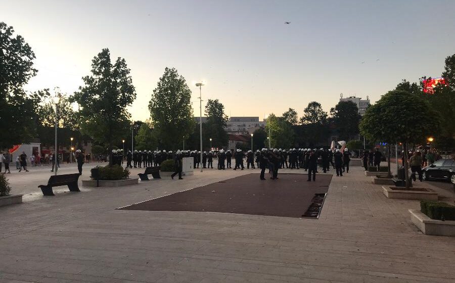 Policija suzavcem sprečila sukob dve grupe građana u Nikšiću koji slave Dan državnosti 1
