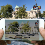 YIHR, NDNV i ZFD: Imena žrtava genocida u Srebrenici na zgradi Skupštine Srbije u digitalnom formatu 8